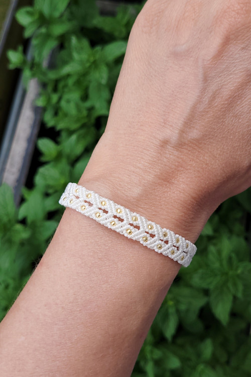 Macramé náramek - bílý se zlatem — foto 3