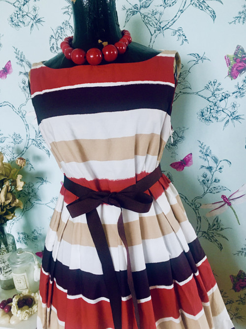 Šaty proužky v retro looku — foto 2