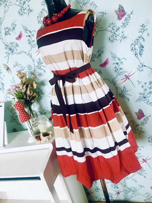 Šaty proužky v retro looku — foto 4