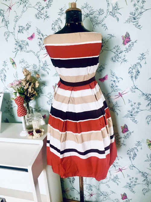 Šaty proužky v retro looku — foto 5