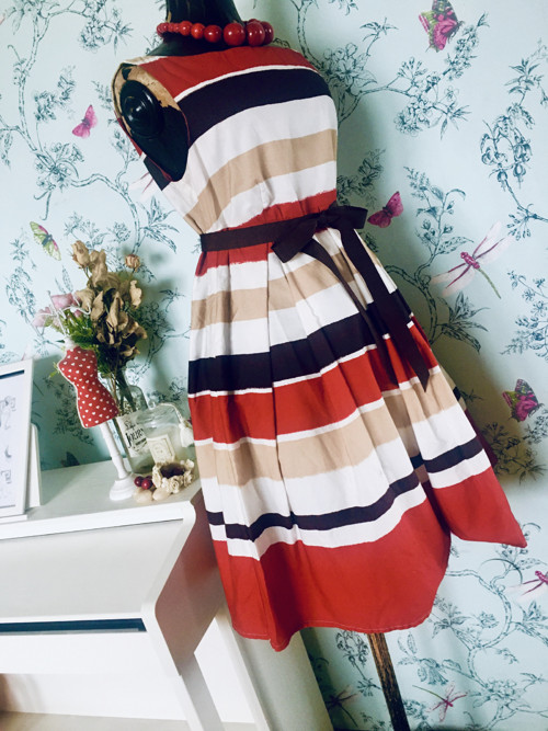 Šaty proužky v retro looku — foto 3