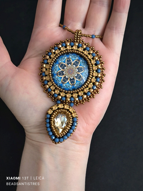 Vyšívaný náhrdelník "Mandala II." — foto 2