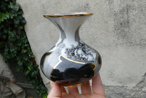Dívky...porcelánová vázička László Jurcsák — foto 3