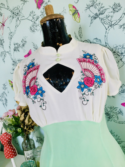 Šaty extravagance vintage punk — foto 2
