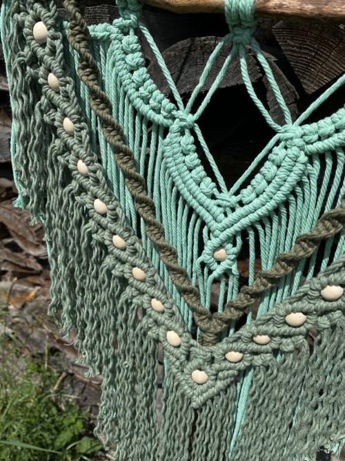 Macramé závěsná dekorace - zelená s korálky — foto 3