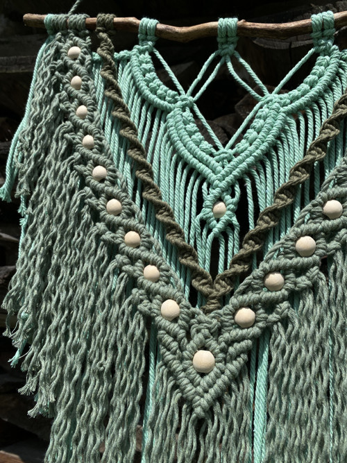 Macramé závěsná dekorace - zelená s korálky — foto 6