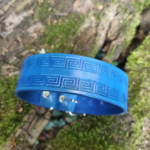 Kožený obojek 40 mm modrý meandr — foto 2