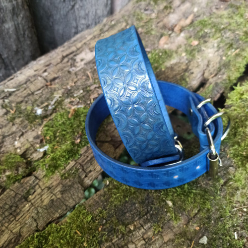 Kožený obojek 40 mm modrý meandr — foto 4