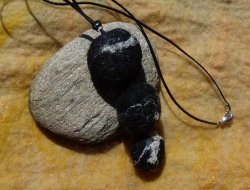 Plstěný náhrdelník Obsidián — foto 2