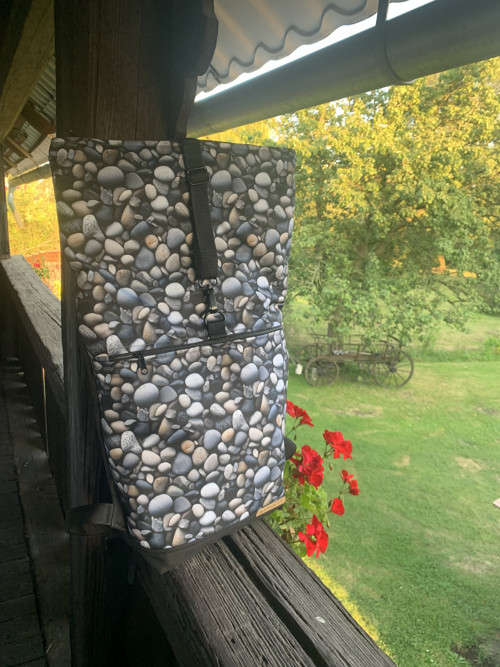Kamínky + přední kapsa na zip — foto 2