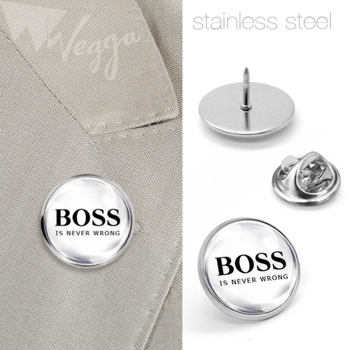 Odznak Pin Ocel BOSS IS NEVER WRONG / Bílá barva — foto 2