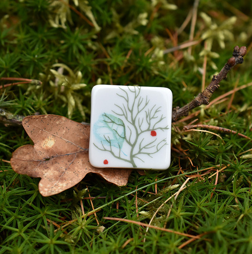 Porcelánová brož - Jablko nepadá daleko... — foto 4