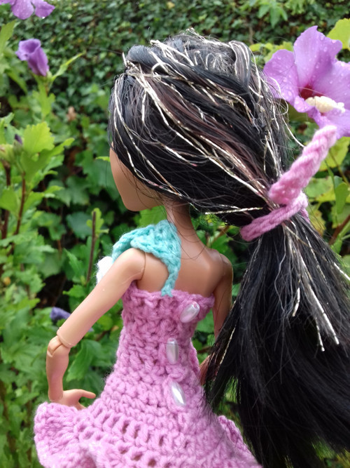 Háčkované šatičky pro panenky Monster High — foto 3