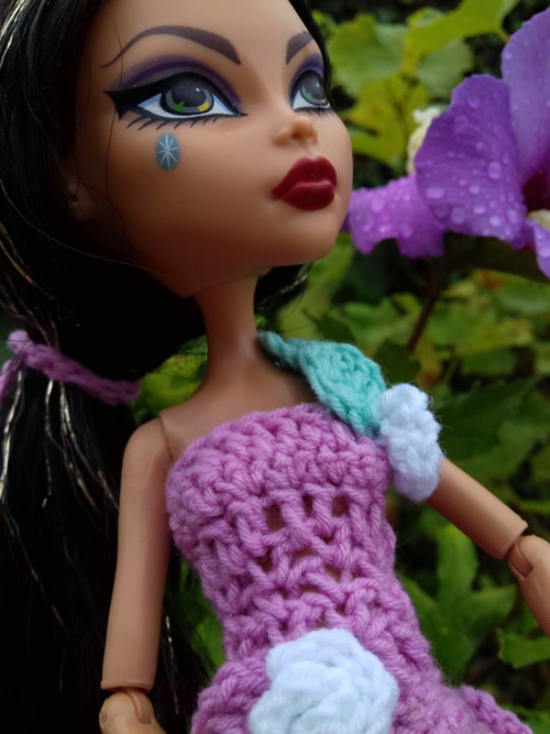 Háčkované šatičky pro panenky Monster High — foto 4