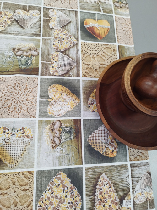 Ubrus 65*65cm HNĚDÉ SRDCE — foto 3