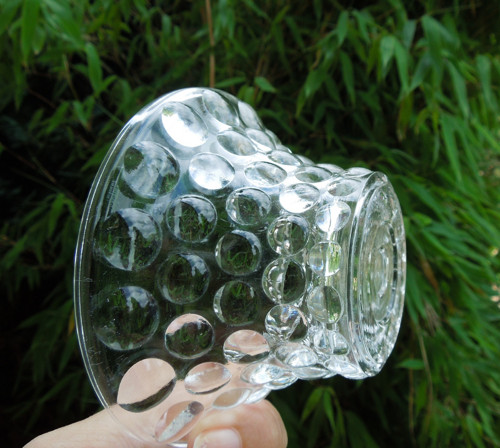 Plasticky zdobená skleněná miska — foto 3