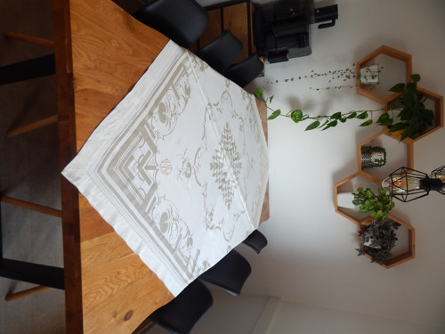 Krásný damaškový ubrus s monogramem MP — foto 5