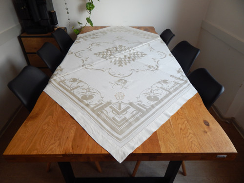 Krásný damaškový ubrus s monogramem MP — foto 4