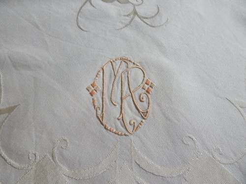 Krásný damaškový ubrus s monogramem MP — foto 2