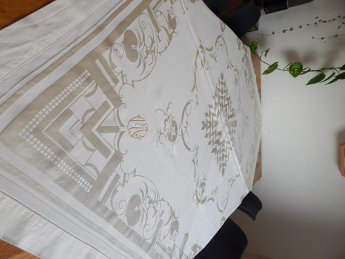 Krásný damaškový ubrus s monogramem MP — foto 6