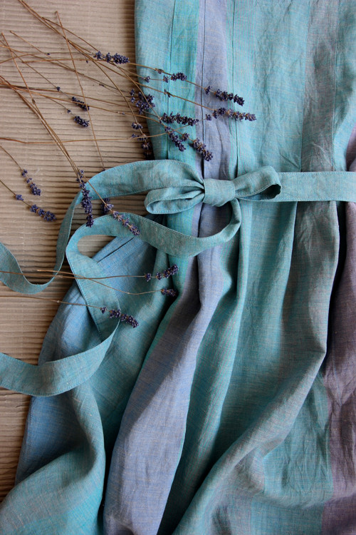 REZERVACE - LINN Tyrkys / levandule - šaty len — foto 5