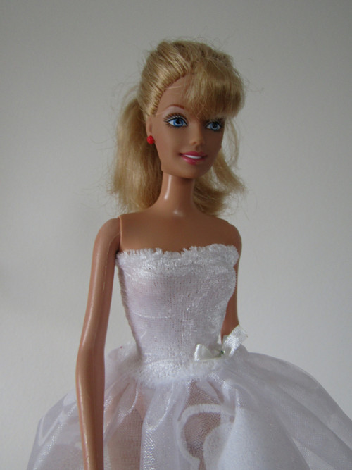 Šaty pro barbie bílé se srdíčky — foto 4