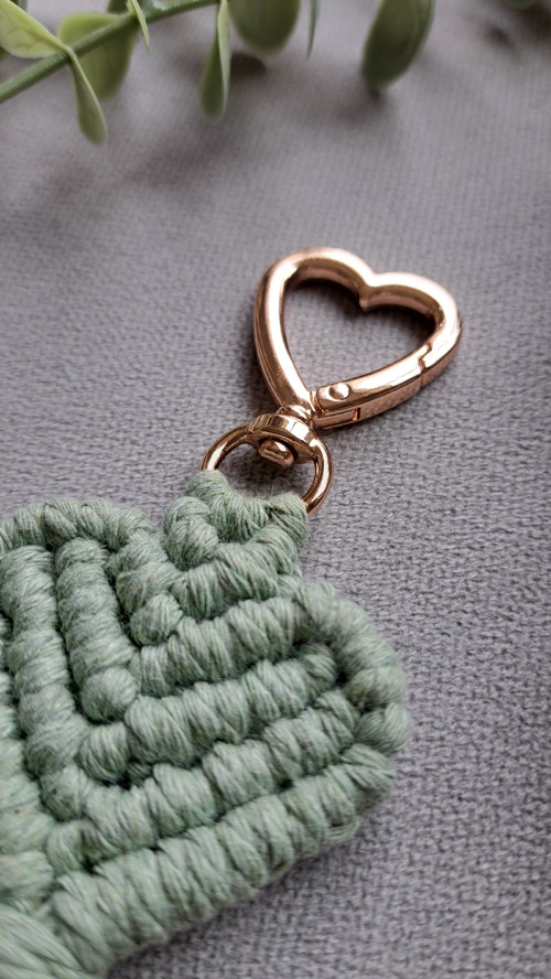 Macrame přívěsek SRDCE - světle zelená — foto 2