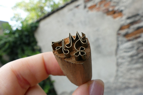 Monogram ...dřevěné razítko na textil, modrotisk — foto 2