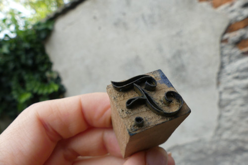 Monogram ...dřevěné razítko na textil, modrotisk — foto 2