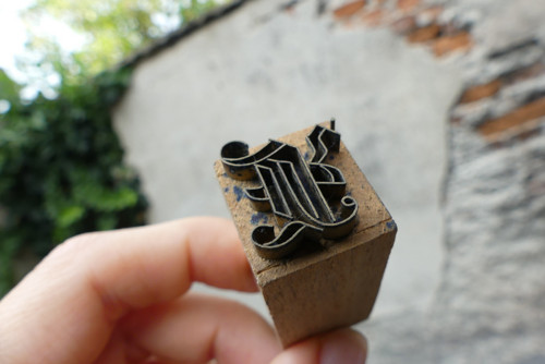 Monogram ...dřevěné razítko na textil, modrotisk — foto 4