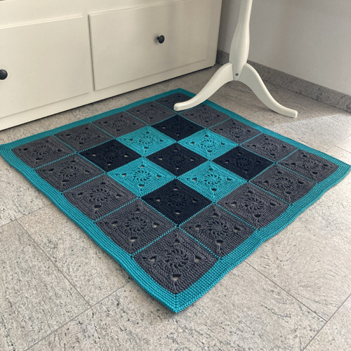 Háčkovaný kobereček z barevných čtverců — foto 2