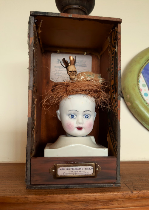 Porcelánová hlavička s hnízdem — foto 3