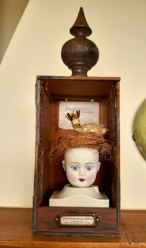Porcelánová hlavička s hnízdem — foto 2