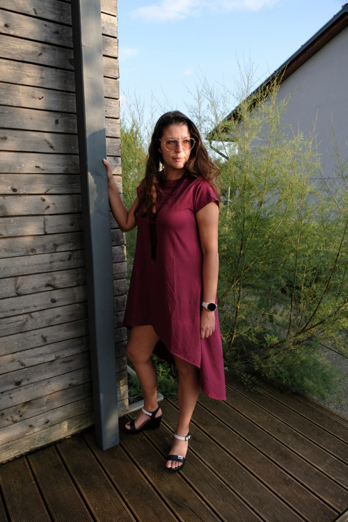 Vínové dámské šaty — foto 2