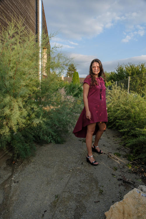 Vínové dámské šaty — foto 3