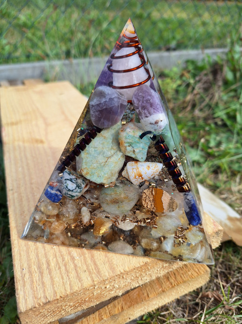 Orgonitová pyramida 15cm /1395g — foto 2