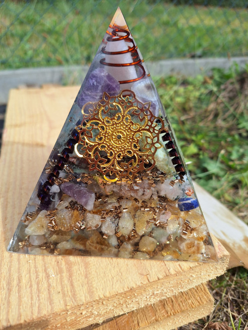 Orgonitová pyramida 15cm /1395g — foto 6