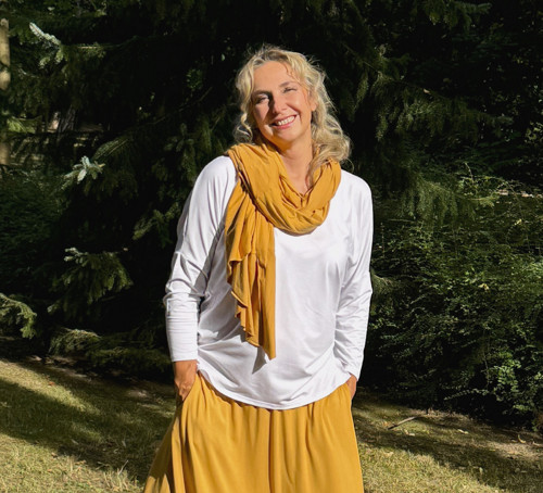Dlouhá sešívaná šála hořčicová — foto 2