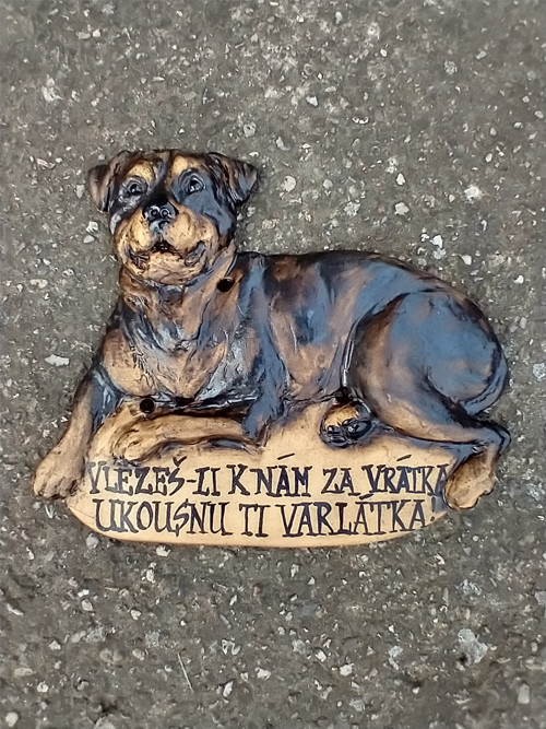 Cedulka s rotvajlerem s nápisem — foto 3