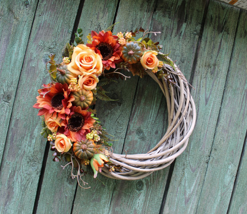 Věneček se slunečnicemi, růžemi a dýněmi — foto 6