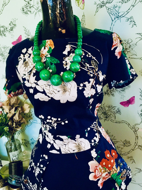 Šaty retro design s květy — foto 2