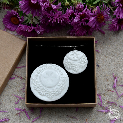 Porcelánová brož - Květiny bílé — foto 4