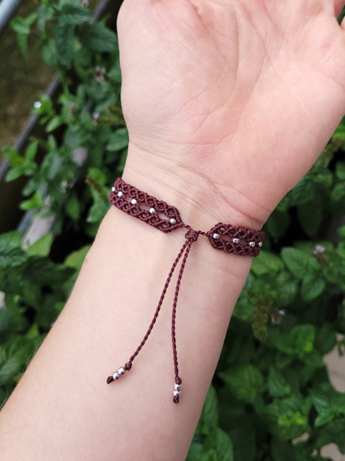 Macramé náramek - růženín v bordó — foto 3