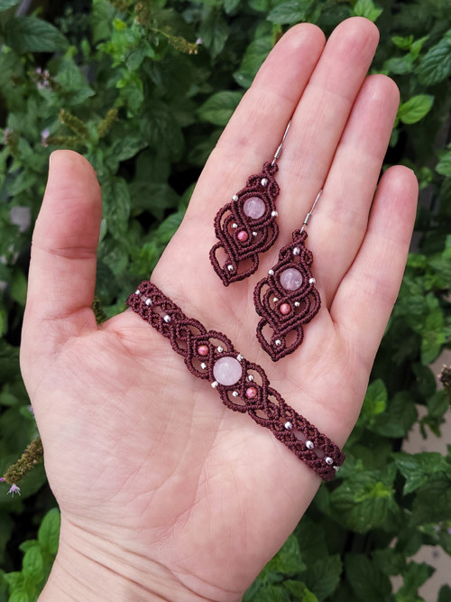 Macramé náramek - růženín v bordó — foto 5