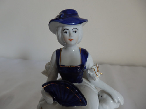Modrobílá rokoková soška — foto 3
