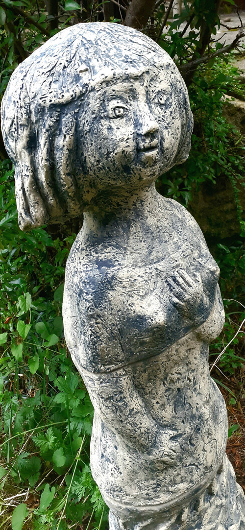 Dívka s vyšívanou sukní — foto 2