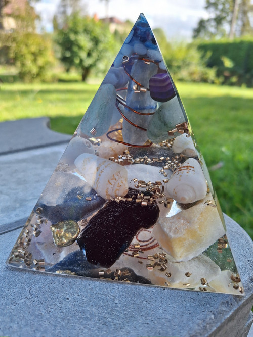 Orgonitová pyramida plná minerálů — foto 3