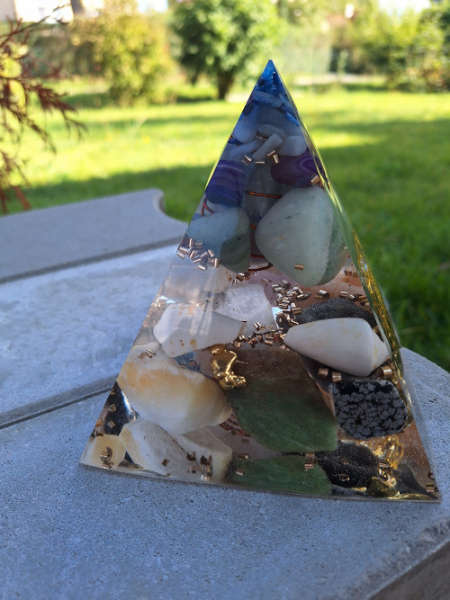 Orgonitová pyramida plná minerálů — foto 4