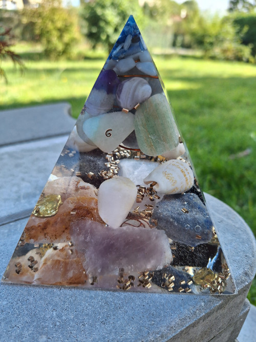 Orgonitová pyramida plná minerálů — foto 6