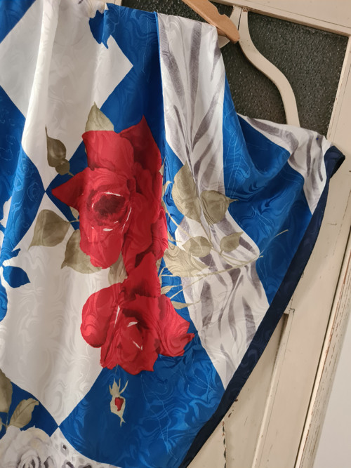 S růžemi, šátek — foto 5